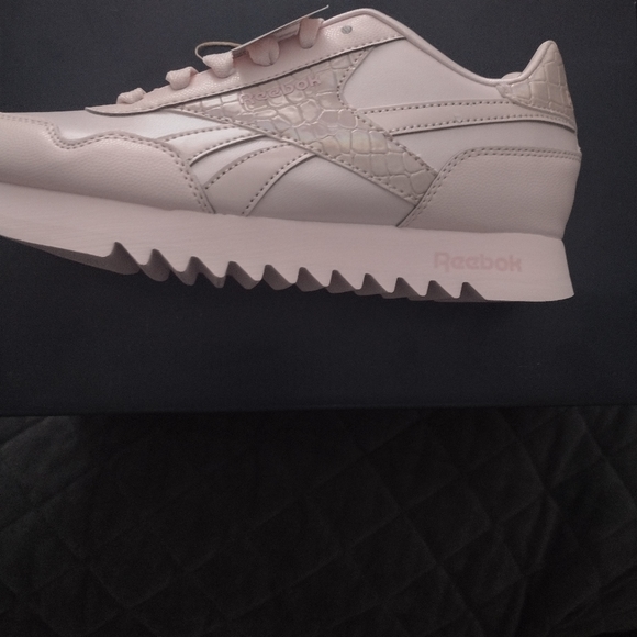 Reebok sneakers women size 6 n 7 - Picture 3 of 5